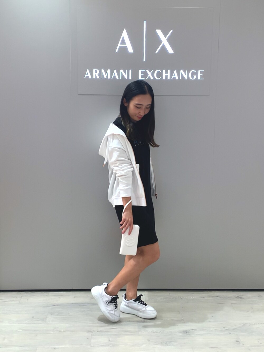 「AXchanger、AXchange、アルマーニエクスチェンジ、Tシャツワンピ、パーカー、モノトーンコーデ、スニーカー、スニーカー女子、時計、ウォレット、オトナ女子、オトナカジュアル、summer、ららぽーと立川立飛」|「ARMANI EXCHANGEの【A|X アルマーニ エクスチェンジ】ボリュームソールA|Xロゴパッチ レースアップスニーカー(スニーカー、ホワイト系)」を使った、namiheyさん(レディース・160cm)の春コーディネートの2枚目の写真