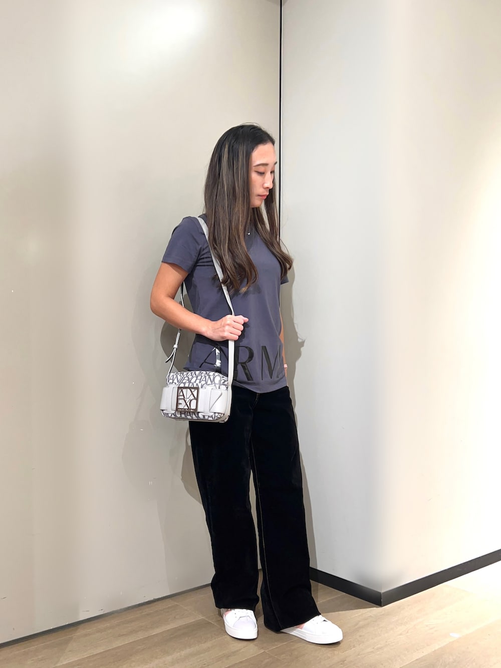 「アルマーニエクスチェンジ、AXchanger、AXchange、シンプルスタイル、お出かけコーデ、秋のコーデ、オトナ女子、楽チンコーデ、Tシャツ、スニーカー、パンツ、ショルダーバッグ、秋カラー、カジュアル、ミニバッグ」｜「ARMANI EXCHANGEの【A|X アルマーニ エクスチェンジ】BOXロゴバックル　ミニショルダーバッグ（オールオーバーロゴ）（ショルダーバッグ、ブラック系）」を使った、namiheyさん（レディース・160cm）の夏コーディネートの2枚目の写真