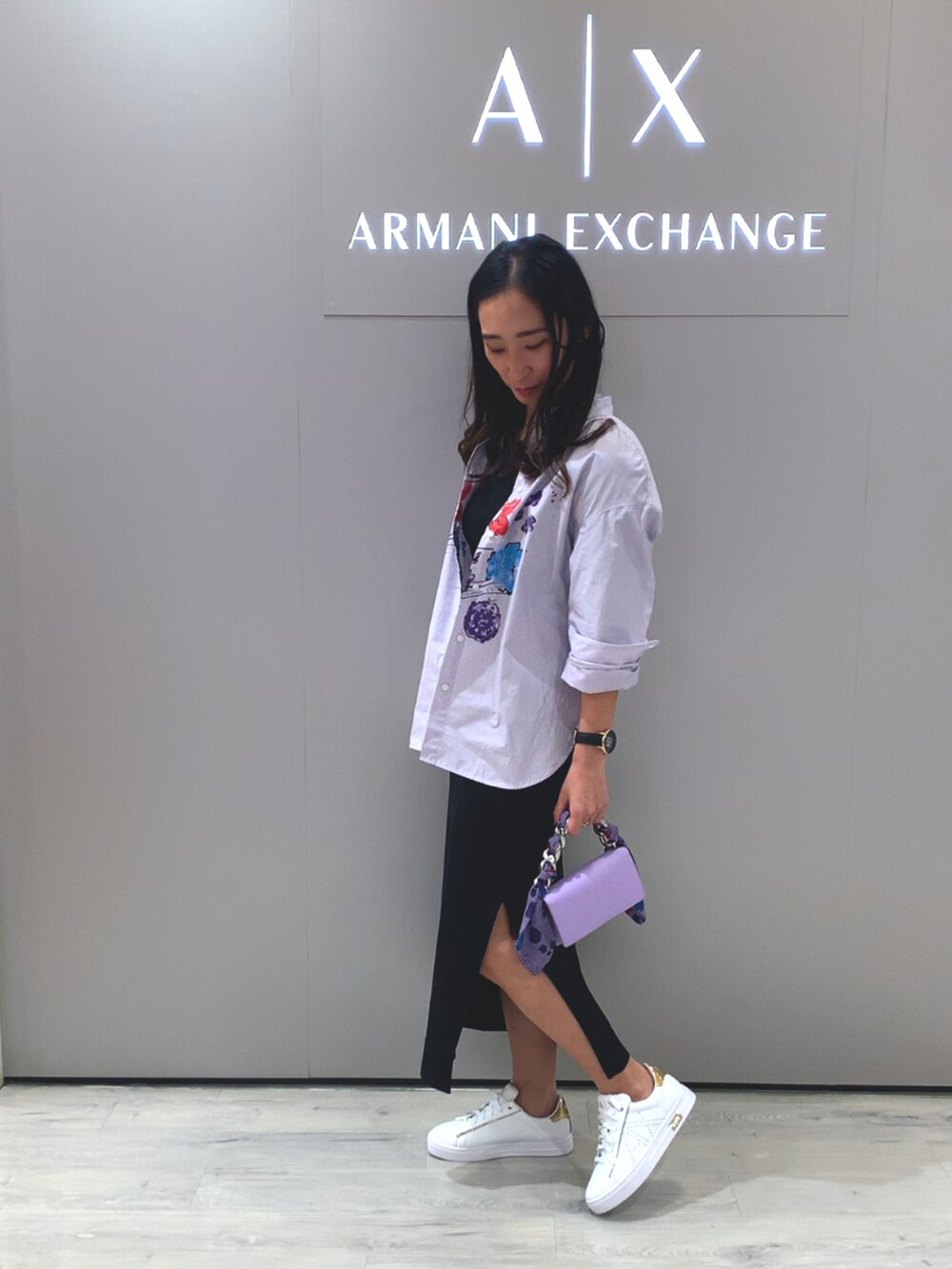 「AXchanger、AXchange、アルマーニエクスチェンジ、ワンピース×スニーカー、パープル、オトナ女子、ミニバッグ、春夏コーデ、黒ワンピ、ららぽーと立川立飛」|「ARMANI EXCHANGEの【A|X アルマーニ エクスチェンジ】フローラルプリント コットンスタンドカラーシャツ(シャツ/ブラウス、パープル系)」を使った、namiheyさん(レディース・160cm)の春コーディネートの2枚目の写真