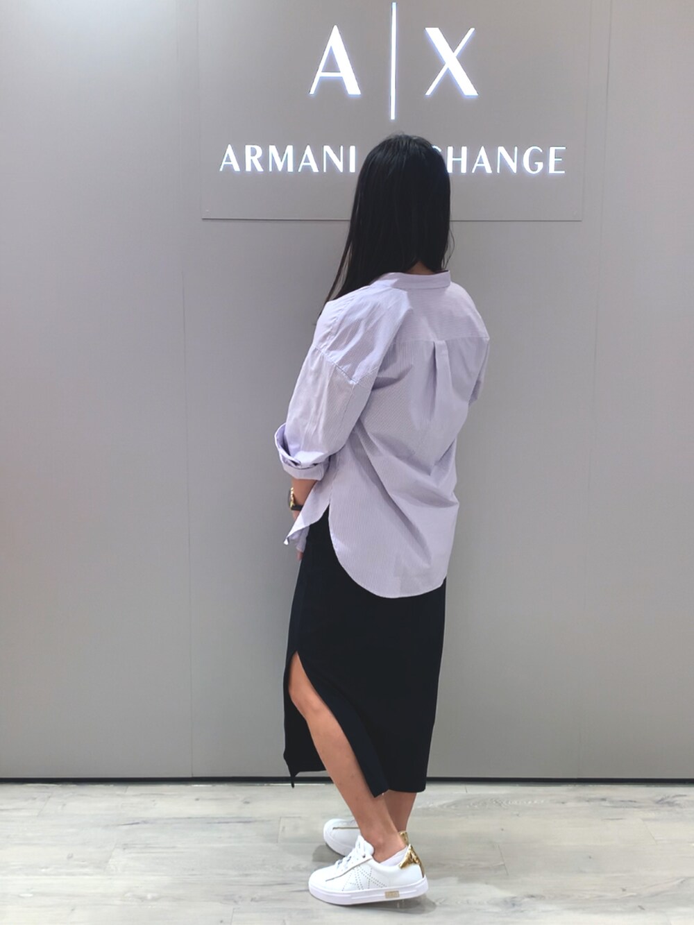 「AXchanger、AXchange、アルマーニエクスチェンジ、ワンピース×スニーカー、パープル、オトナ女子、ミニバッグ、春夏コーデ、黒ワンピ、ららぽーと立川立飛」|「ARMANI EXCHANGEの【A|X アルマーニ エクスチェンジ】フローラルプリント コットンスタンドカラーシャツ(シャツ/ブラウス、パープル系)」を使った、namiheyさん(レディース・160cm)の春コーディネートの3枚目の写真