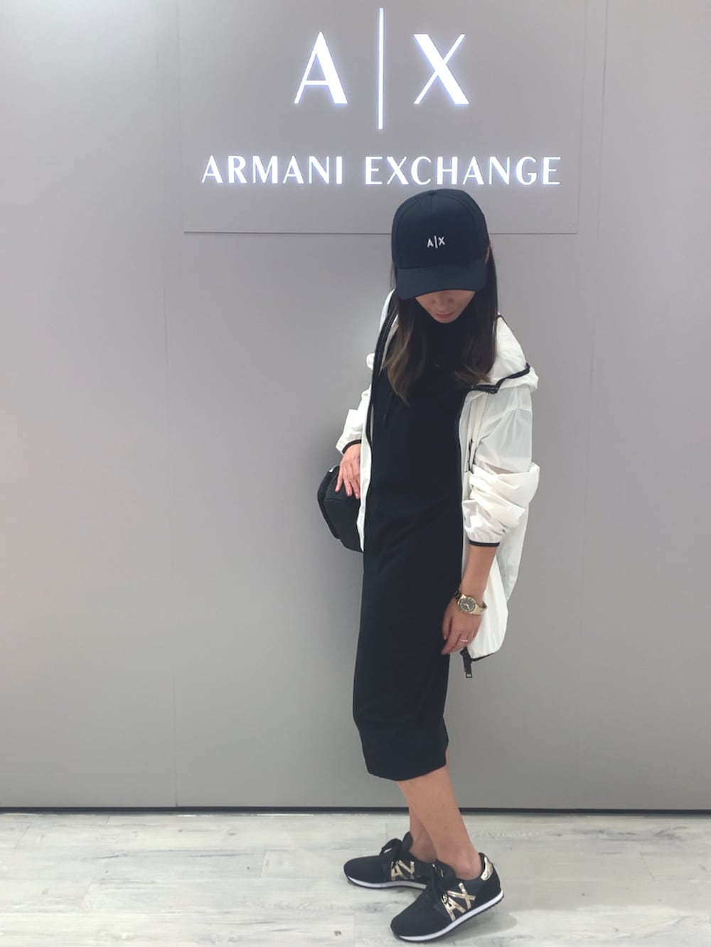 「AXchanger、AXchange、襟付きワンピース、アルマーニエクスチェンジ、モノトーンに差し色、ワンピース×スニーカー、キャップ、ららぽーと立川立飛」|「ARMANI EXCHANGEの【A|Xアルマーニ エクスチェンジ】AXロゴ レースアップスニーカー(スニーカー、ブラック系)」を使った、namiheyさん(レディース・160cm)の春コーディネートの3枚目の写真