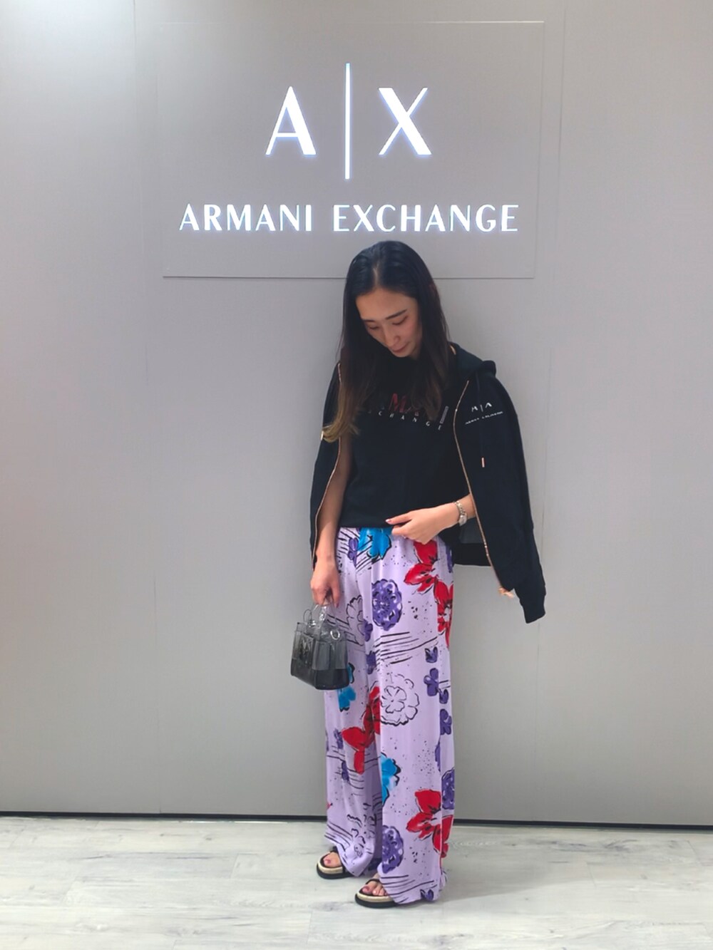 「AXchanger、AXchange、アルマーニエクスチェンジ、パープル、ワイドパンツ、ウエストゴム、ミニバッグ、パーカー、summer、トレンド、サンダル、オトナカジュアル、オトナカワイイ、ららぽーと立川立飛」|「ARMANI EXCHANGEの【A|X アルマーニ エクスチェンジ】フローラルプリント リラックスワイドパンツ(その他パンツ、パープル系)」を使った、namiheyさん(レディース・160cm)の春コーディネートの2枚目の写真