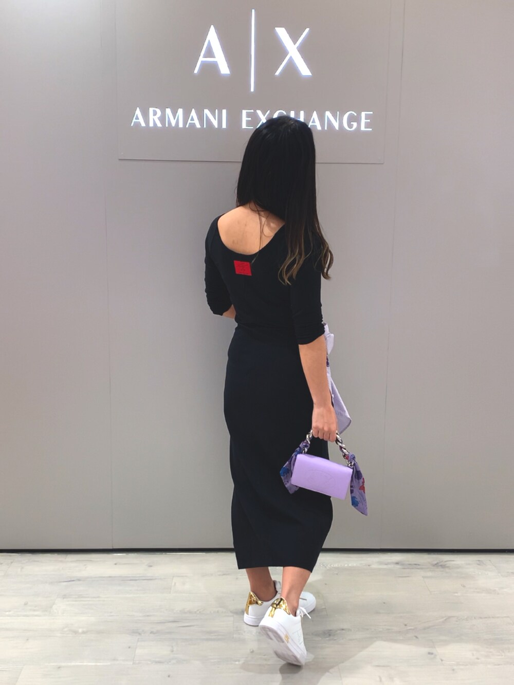 「AXchanger、AXchange、アルマーニエクスチェンジ、ワンピース×スニーカー、パープル、オトナ女子、ミニバッグ、春夏コーデ、黒ワンピ、ららぽーと立川立飛」|「ARMANI EXCHANGEの【A|X アルマーニ エクスチェンジ】フローラルプリント コットンスタンドカラーシャツ(シャツ/ブラウス、パープル系)」を使った、namiheyさん(レディース・160cm)の春コーディネートの5枚目の写真
