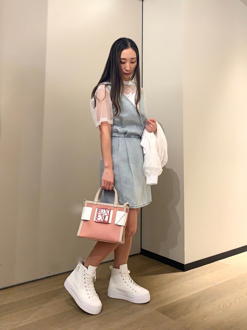 「アルマーニエクスチェンジ、AXchanger、AXchange、オトナカジュアル、春コーデ、春服コーデ、春服デビュー宣言、スニーカーコーデ、デニム、差し色、春カラー、大人かわいい、白スニーカー、着回しコーデ、白Tシャツ」|「ARMANI EXCHANGEの【A|X アルマーニ エクスチェンジ】ボリュームソール レザーハイカットスニーカー(スニーカー、ホワイト系)」を使った、namiheyさん(レディース・160cm)の春コーディネートの2枚目の写真