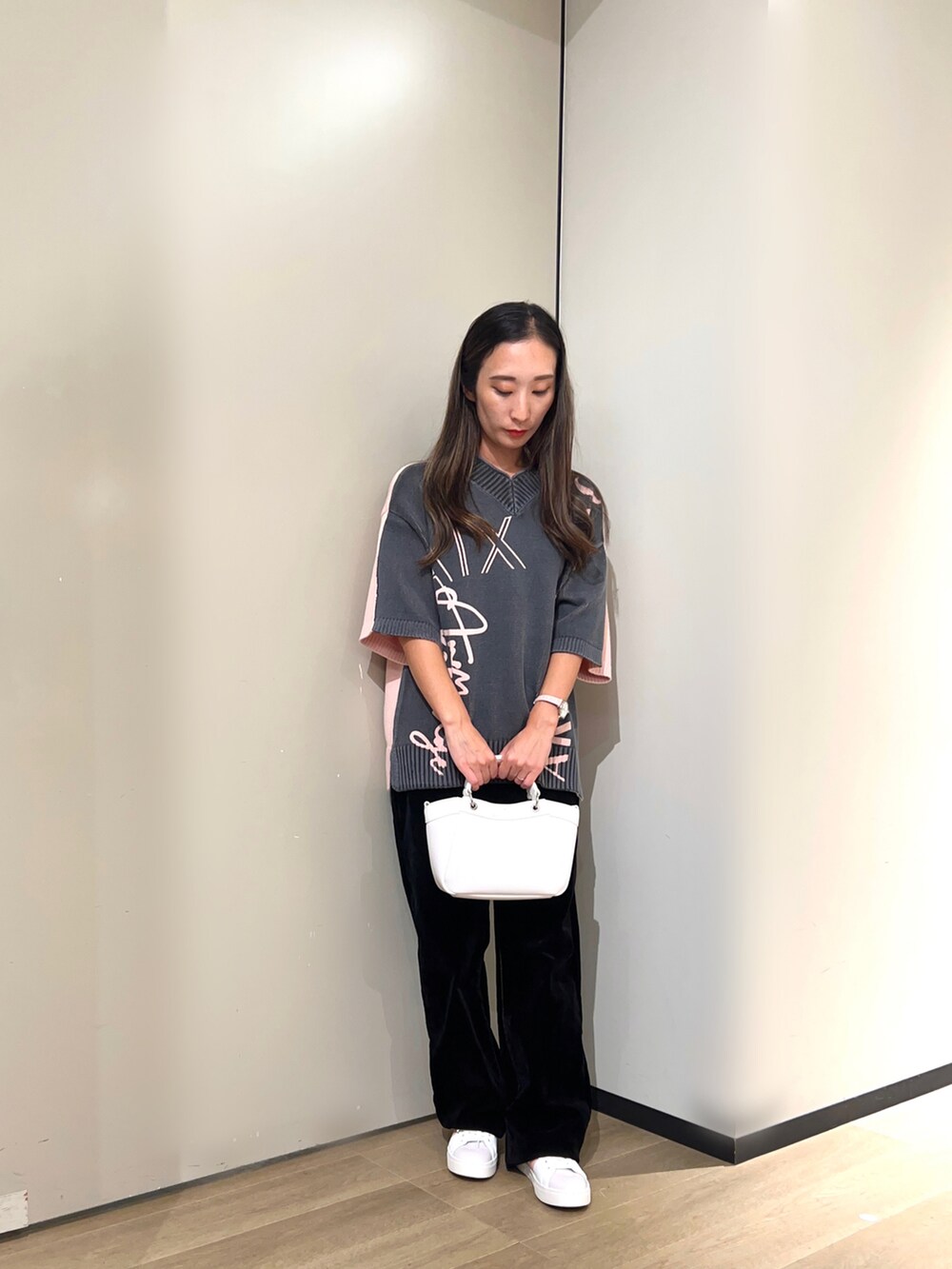 「アルマーニエクスチェンジ、AXchanger、AXchange、シンプルスタイル、お出かけコーデ、秋のコーデ、オトナ女子、楽チンコーデ、ミニバッグ、キレイめカジュアル、着回しコーデ、秋服準備はじめました、ニット、パンツ、初秋コーデ」｜「ARMANI EXCHANGEの【A|X アルマーニ エクスチェンジ】WAVE　A|Xロゴ　ミニハンドバッグ（ハンドバッグ、ホワイト系）」を使った、namiheyさん（レディース・160cm）の夏コーディネートの2枚目の写真
