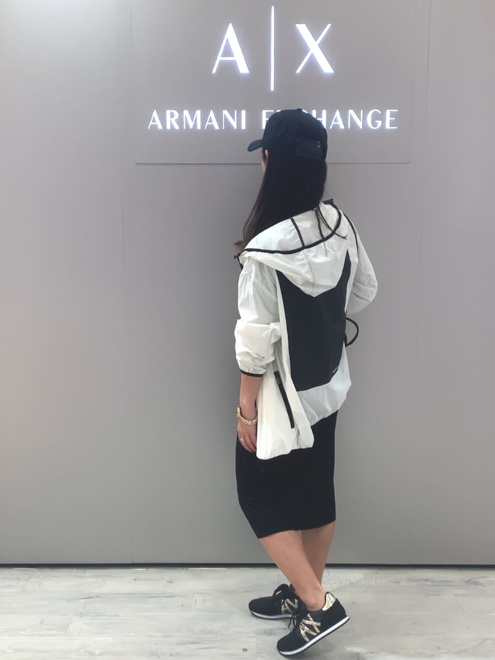 「AXchanger、AXchange、襟付きワンピース、アルマーニエクスチェンジ、モノトーンに差し色、ワンピース×スニーカー、キャップ、ららぽーと立川立飛」|「ARMANI EXCHANGEの【A|Xアルマーニ エクスチェンジ】AXロゴ レースアップスニーカー(スニーカー、ブラック系)」を使った、namiheyさん(レディース・160cm)の春コーディネートの2枚目の写真