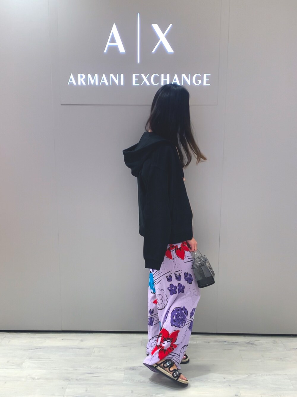 「AXchanger、AXchange、アルマーニエクスチェンジ、パープル、ワイドパンツ、ウエストゴム、ミニバッグ、パーカー、summer、トレンド、サンダル、オトナカジュアル、オトナカワイイ、ららぽーと立川立飛」|「ARMANI EXCHANGEの【A|X アルマーニ エクスチェンジ】フローラルプリント リラックスワイドパンツ(その他パンツ、パープル系)」を使った、namiheyさん(レディース・160cm)の春コーディネートの3枚目の写真