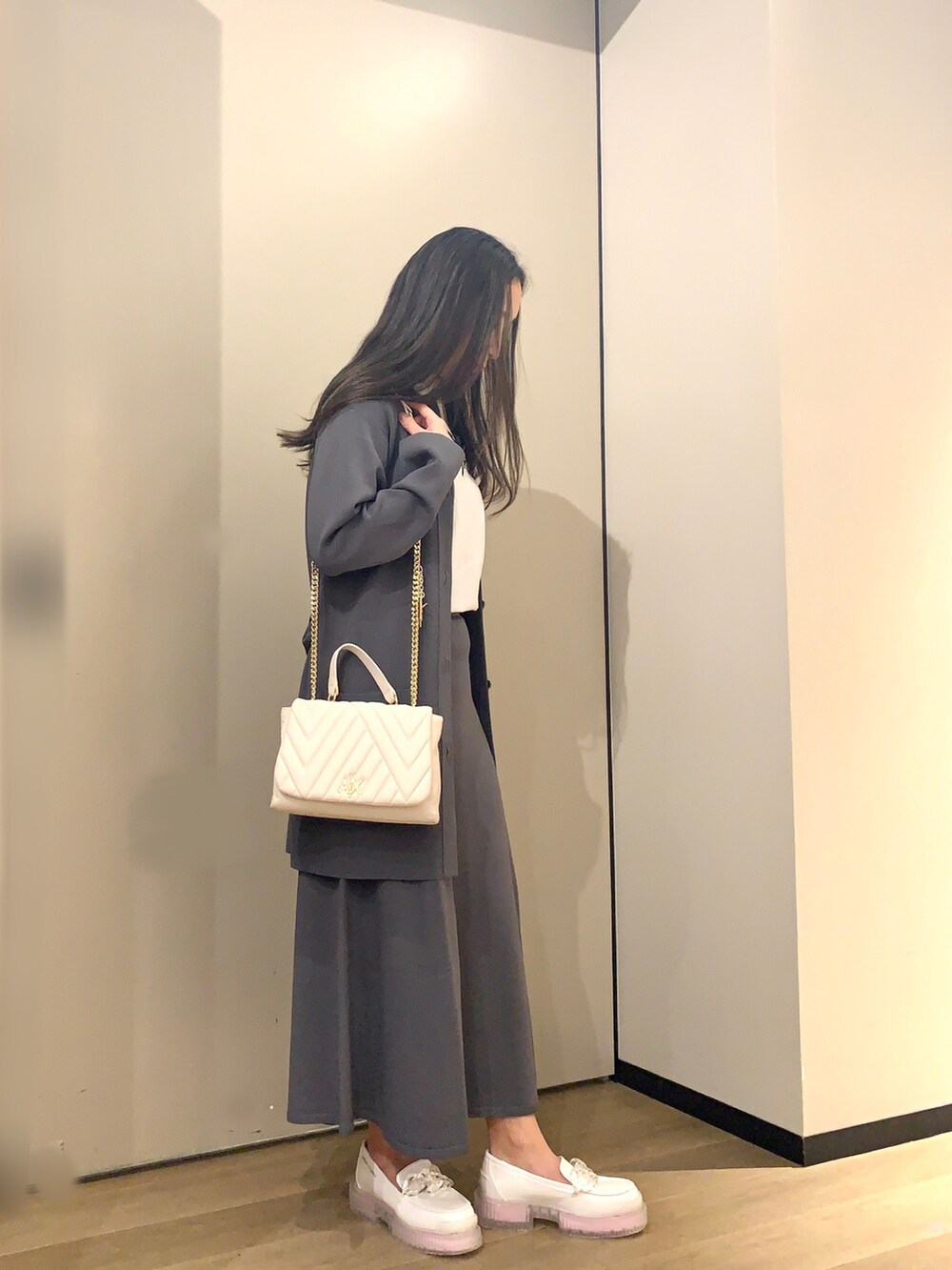 「アルマーニエクスチェンジ、AXchanger、AXchange、春服デビュー宣言、春カラー、オトナカジュアル、大人かわいい、着回しコーデ、きれいめコーディネート、大人ガーリー、フレアスカート、キレイめコーデ、白Tシャツ、お仕事コーデ、キレイめカジュアル」|「ARMANI EXCHANGEの【A|X アルマーニ エクスチェンジ】スパンコールAXロゴ クルーネック半袖Tシャツ/REGULAR(Tシャツ/カットソー、ホワイト系)」を使った、namiheyさん(レディース・160cm)の春コーディネートの2枚目の写真