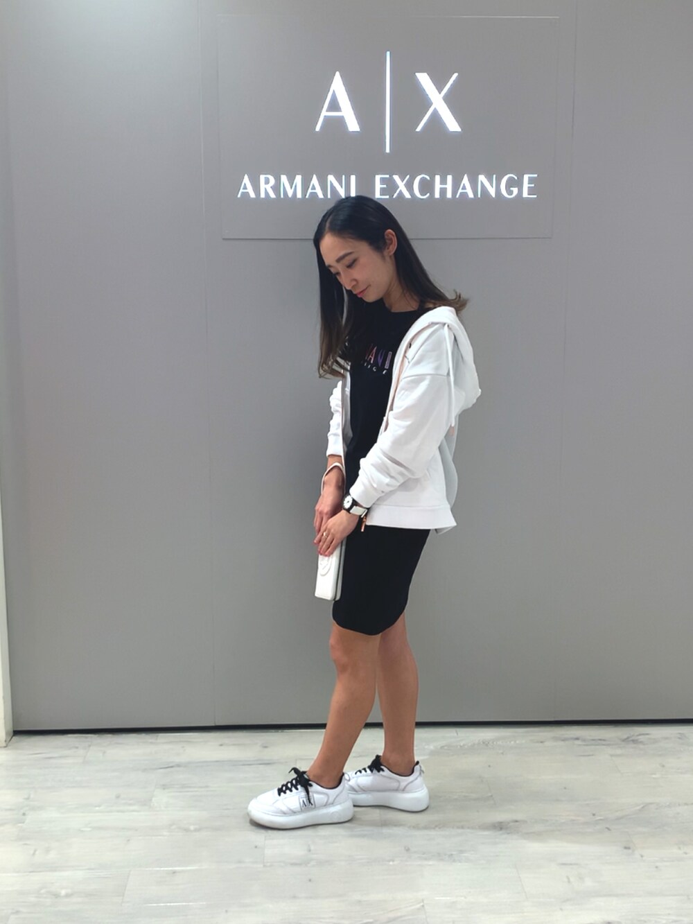 「AXchanger、AXchange、アルマーニエクスチェンジ、Tシャツワンピ、パーカー、モノトーンコーデ、スニーカー、スニーカー女子、時計、ウォレット、オトナ女子、オトナカジュアル、summer、ららぽーと立川立飛」|「ARMANI EXCHANGEの【A|X アルマーニ エクスチェンジ】ボリュームソールA|Xロゴパッチ レースアップスニーカー(スニーカー、ホワイト系)」を使った、namiheyさん(レディース・160cm)の春コーディネートの4枚目の写真