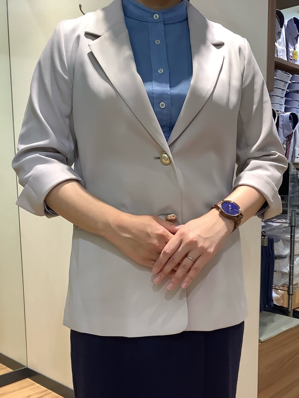 ブルー系のシャツ/ブラウスを着用したレディースの春コーディネートの2枚目の写真