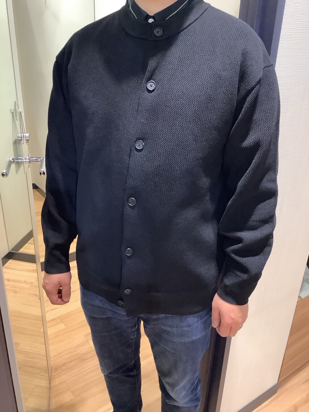 ブラック系のカーディガン/ボレロ、グリーン系のビジネスシャツを着用したメンズの冬コーディネートの2枚目の写真