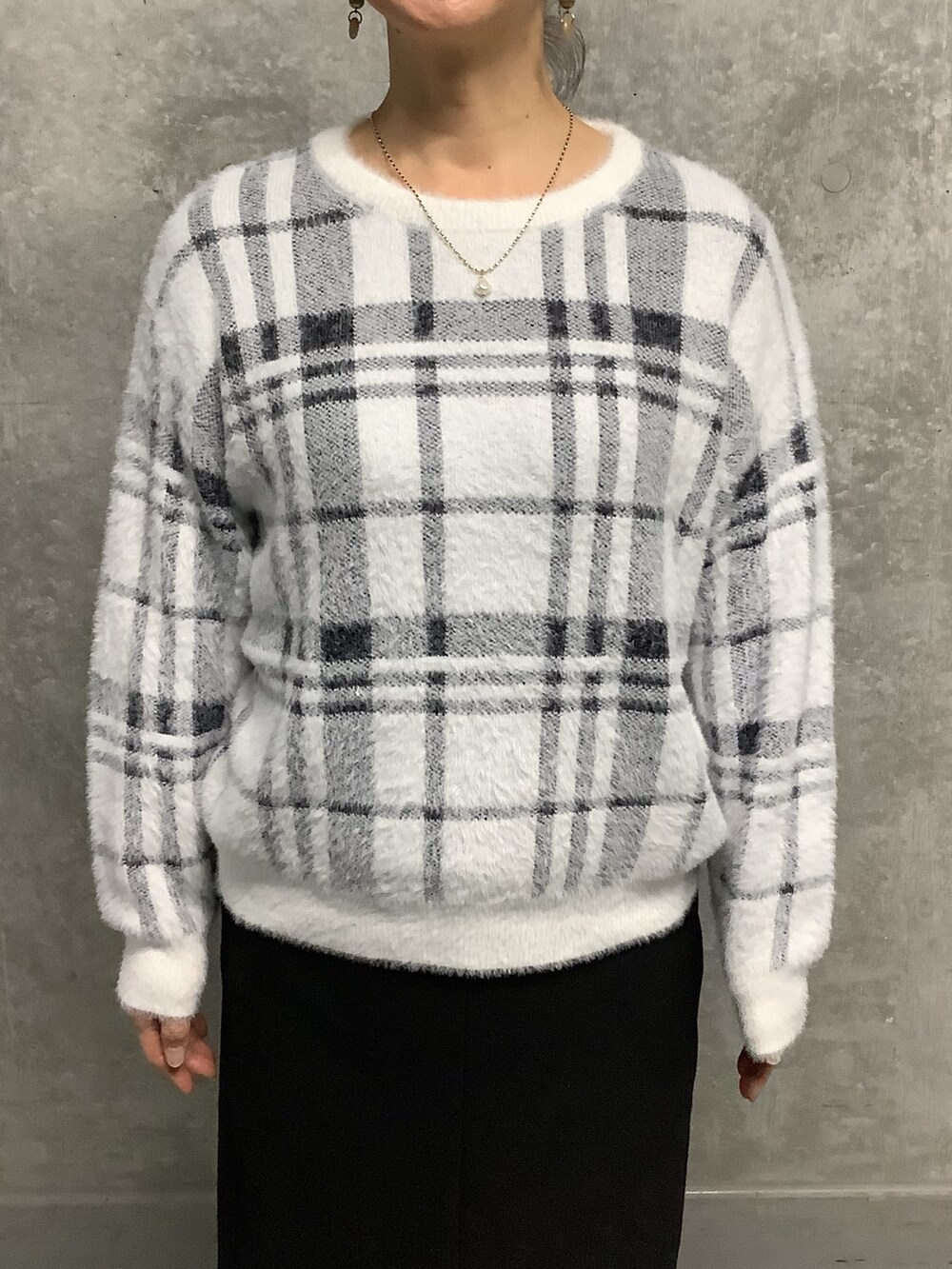 ホワイト系のニット/セーターを着用したレディースの秋コーディネートの3枚目の写真