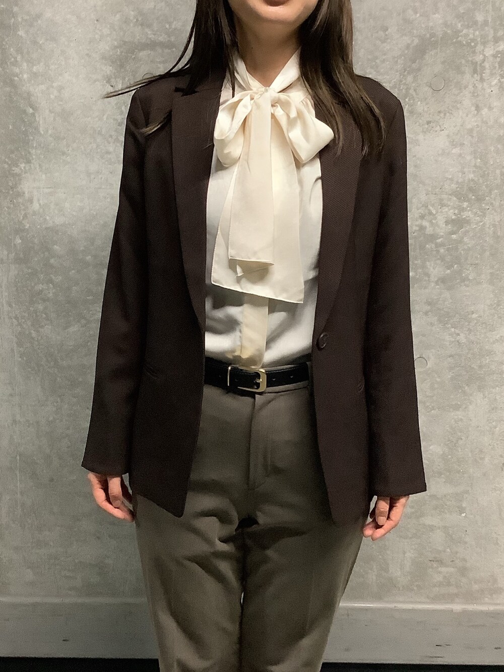 ホワイト系のシャツ/ブラウスを着用したレディースの秋コーディネートの2枚目の写真