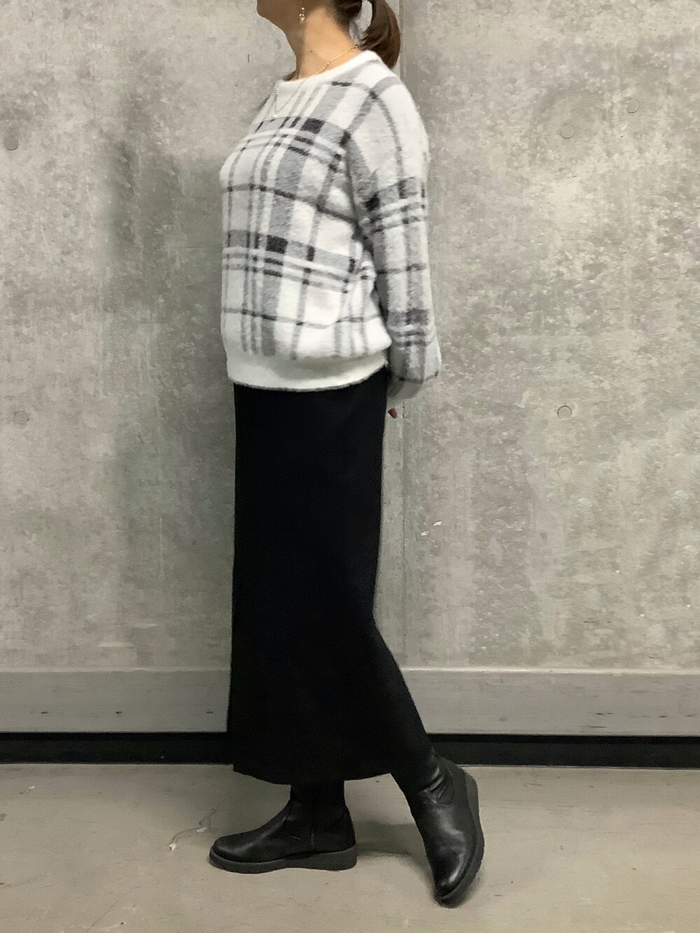 ホワイト系のニット/セーターを着用したレディースの秋コーディネートの2枚目の写真