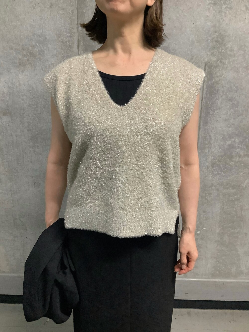 ゴールド系のニット/セーターを着用したレディースの秋コーディネートの3枚目の写真