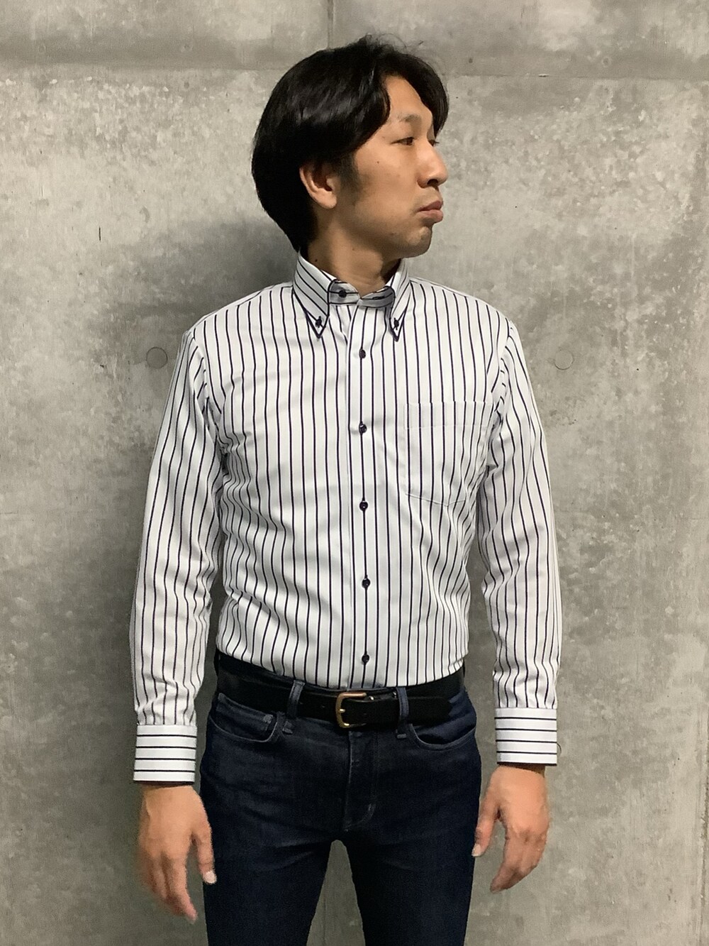 ブルー系のビジネスシャツを着用したメンズの夏コーディネートの2枚目の写真