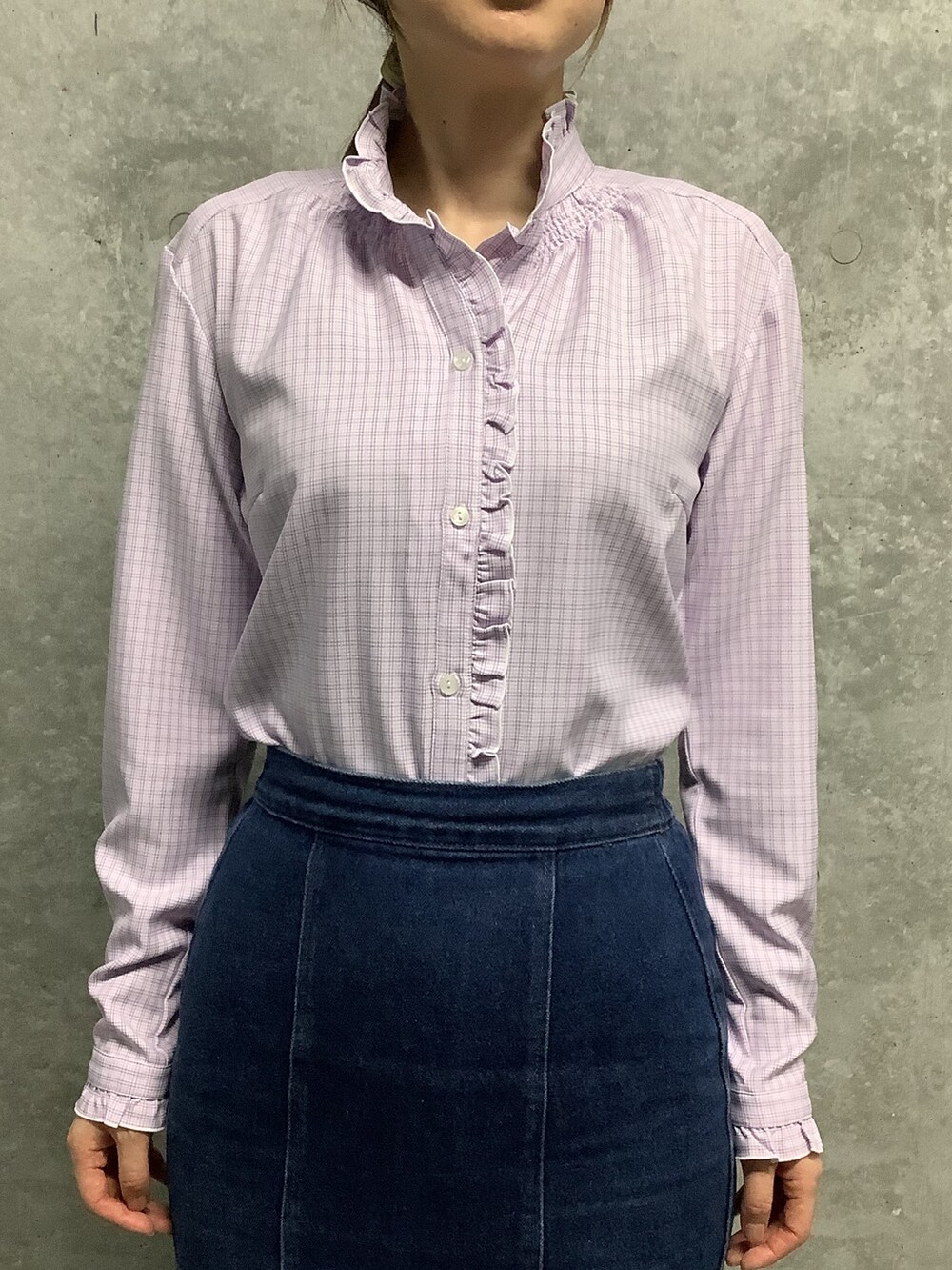 パープル系のシャツ/ブラウスを着用したレディースの秋コーディネートの2枚目の写真