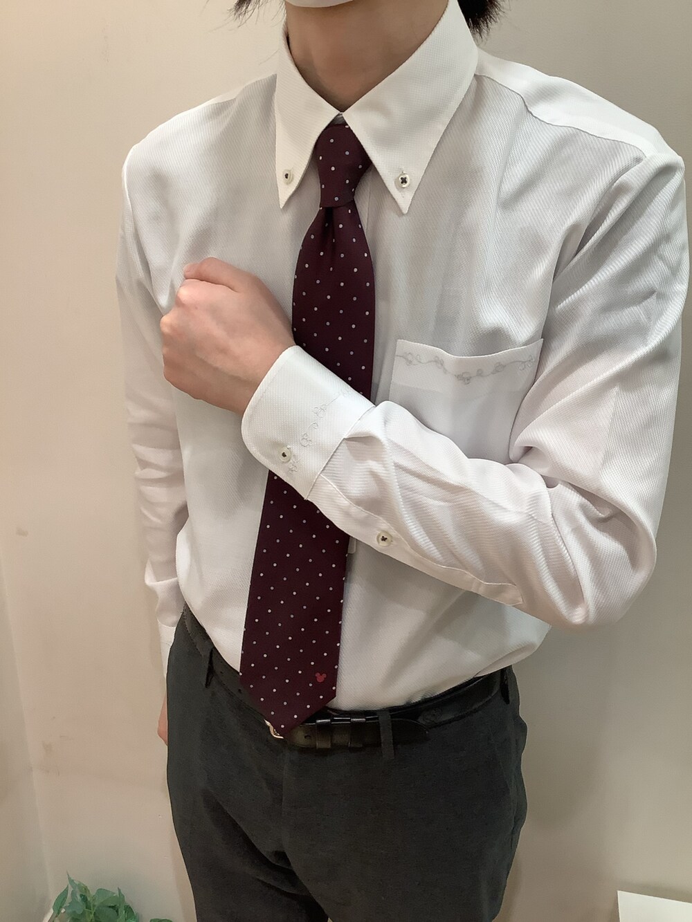 ホワイト系のビジネスシャツ、レッド系のネクタイを着用したメンズの春コーディネートの2枚目の写真