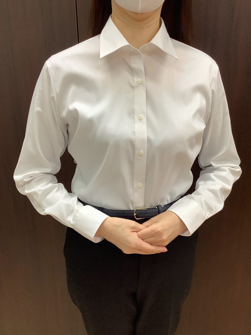 ホワイト系のビジネスシャツを着用したレディースの冬コーディネートの2枚目の写真