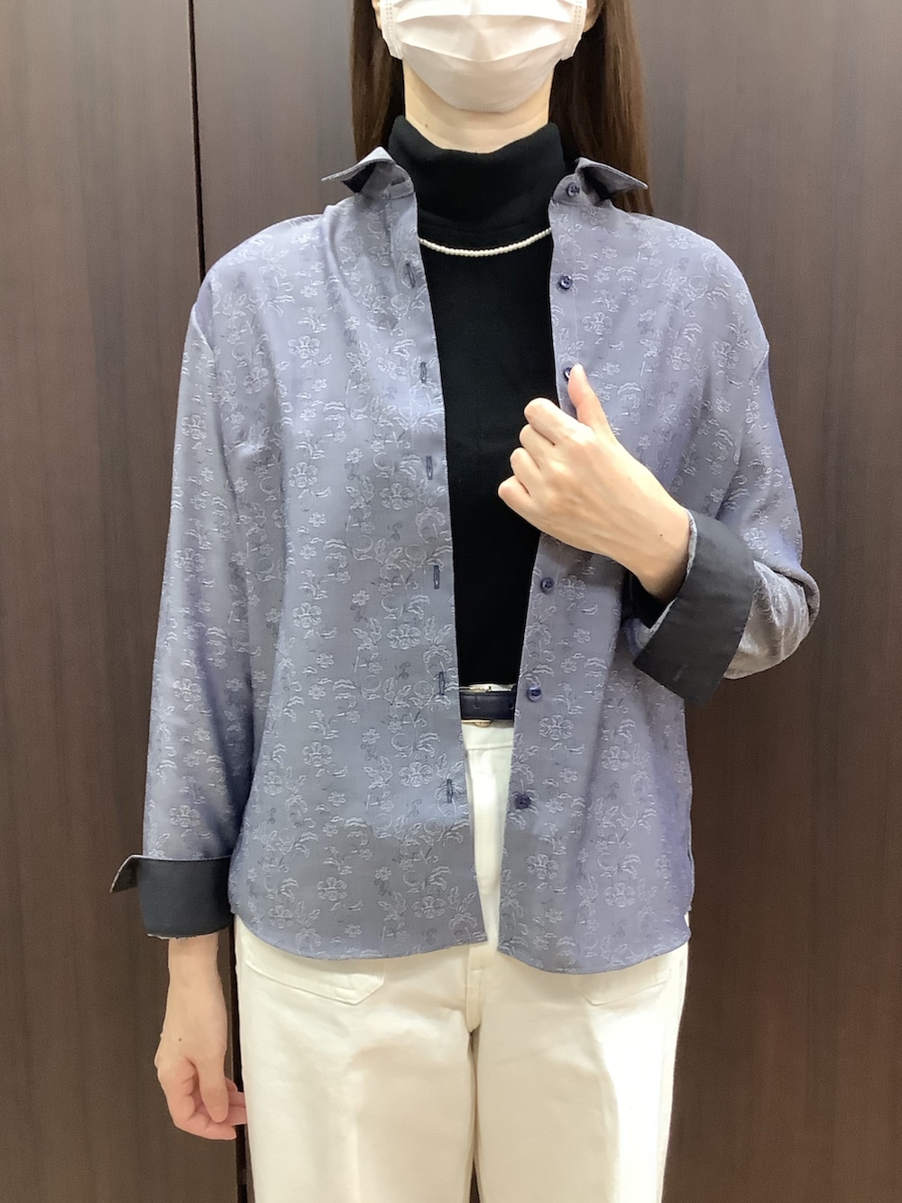 ブルー系のビジネスシャツを着用したレディースの秋コーディネートの2枚目の写真