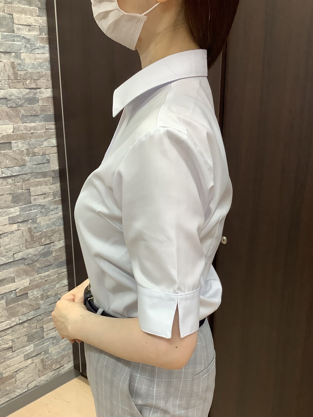 ブルー系のビジネスシャツを着用したレディースの夏コーディネートの3枚目の写真