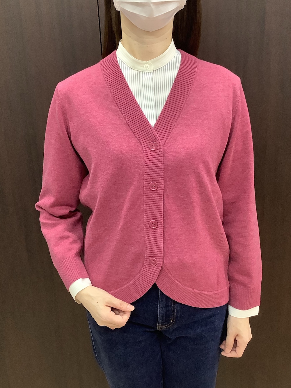 グレー系のシャツ/ブラウス、ピンク系のカーディガン/ボレロを着用したレディースの秋コーディネートの2枚目の写真