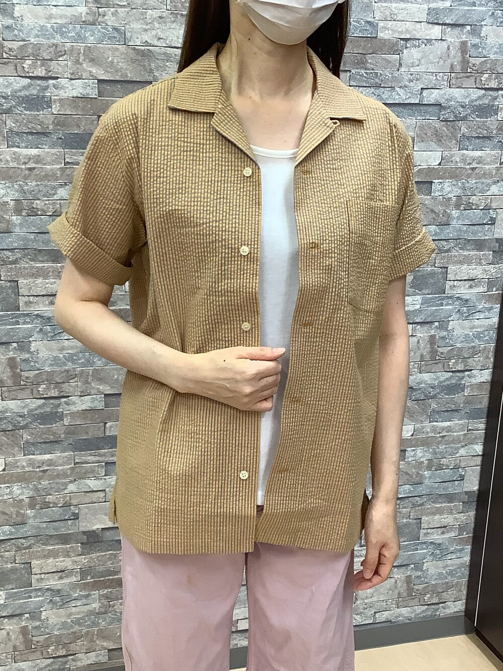 イエロー系のシャツ/ブラウス、ピンク系のデニムパンツを着用したレディースの夏コーディネートの2枚目の写真