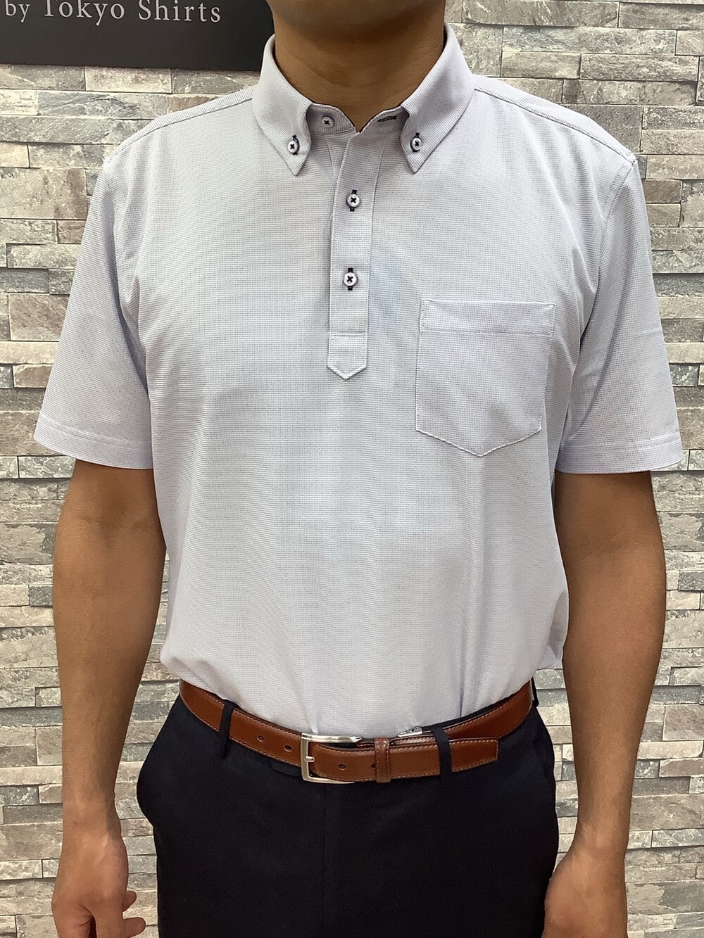 ブルー系のポロシャツを着用したレディースの夏コーディネートの2枚目の写真