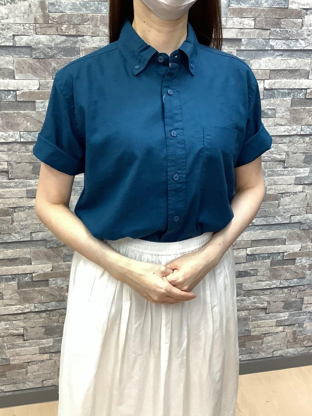 「カジュアルガーリー、初夏コーデ、麻、綿麻、シャツスタイル、ボタンダウンシャツ、ゆったりコーデ、メンズコーデ、半袖シャツ、父の日、シンプルコーデ、白スニーカー、スカート、東京シャツ、BRICK HOUSE by TOKYO SHIRT」｜「Pitta Re:)のラウンドテール ボタンダウン 半袖カジュアルシャツ（シャツ/ブラウス、ブルー系）」を使った、BRICK HOUSE by Tokyo Shirts 高松ゆめタウン店さん（レディース・158cm）の夏コーディネートの2枚目の写真