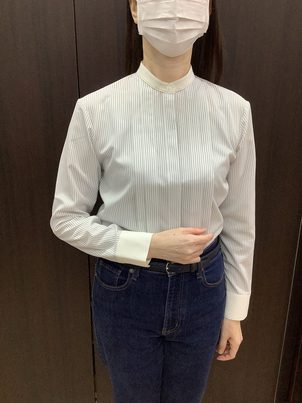 グレー系のシャツ/ブラウス、ピンク系のカーディガン/ボレロを着用したレディースの秋コーディネートの3枚目の写真