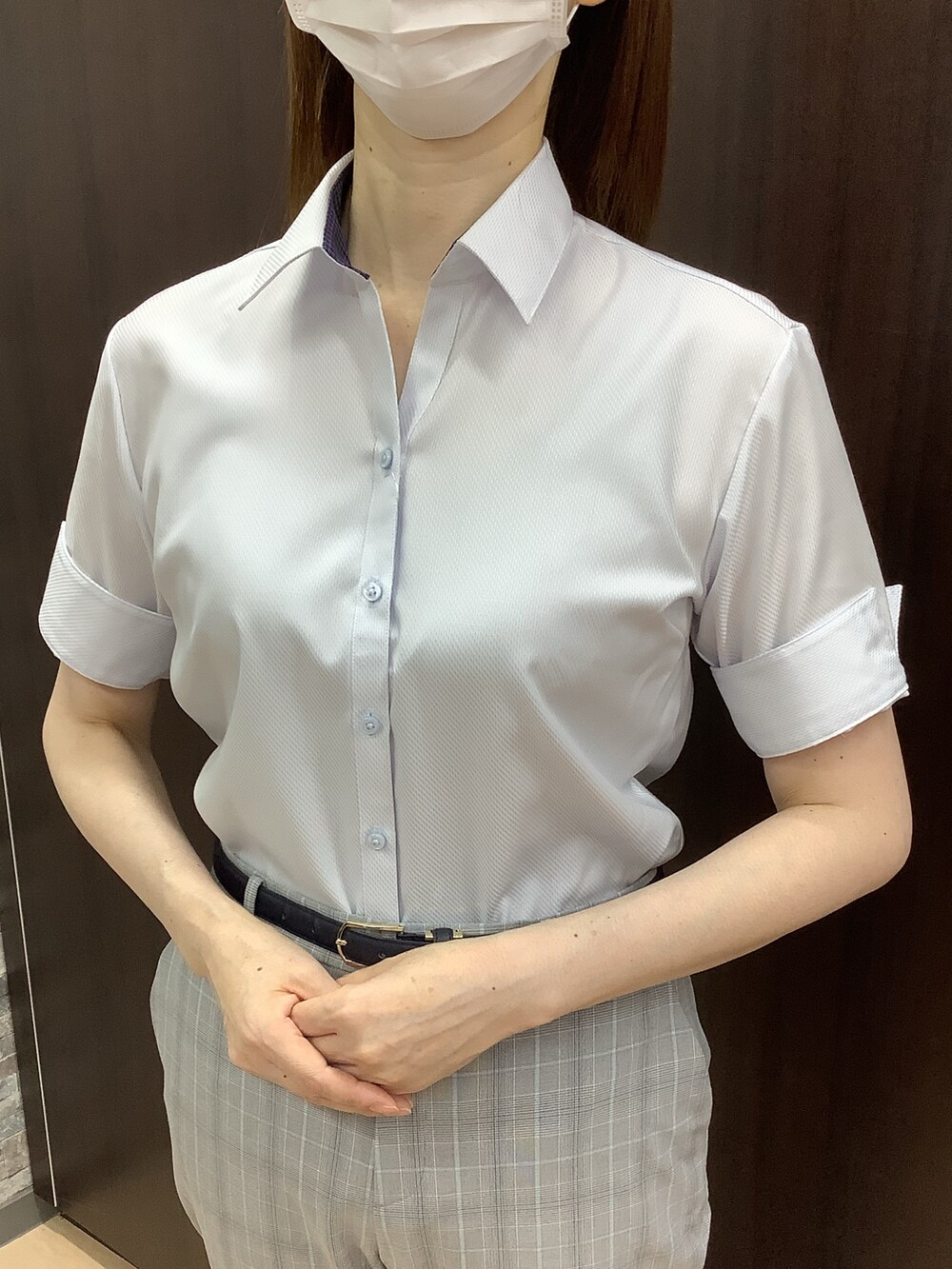 ブルー系のビジネスシャツを着用したレディースの夏コーディネートの2枚目の写真