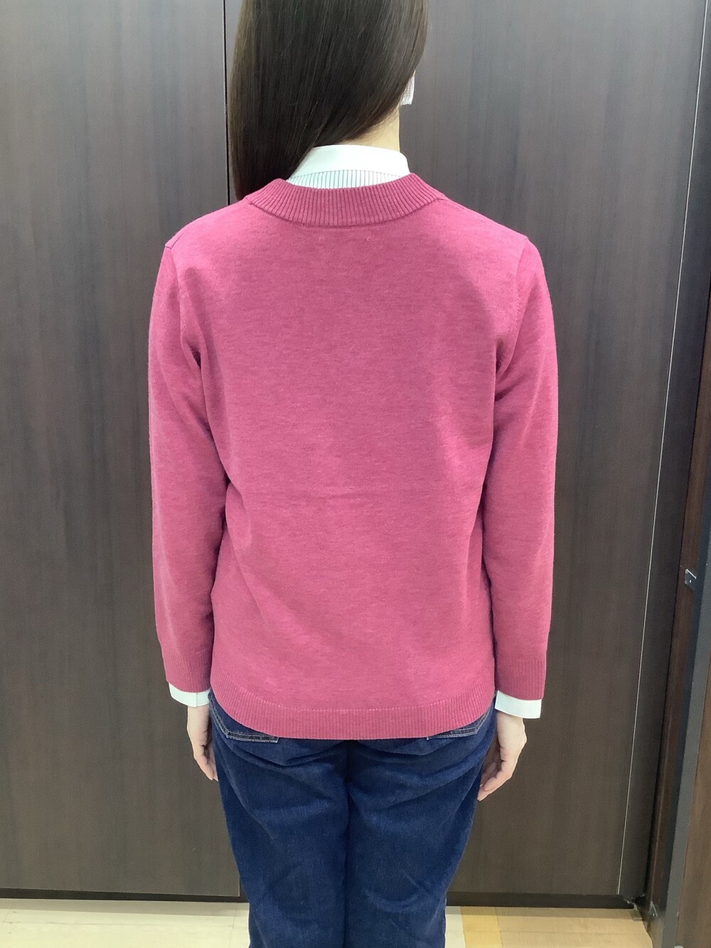 グレー系のシャツ/ブラウス、ピンク系のカーディガン/ボレロを着用したレディースの秋コーディネートの5枚目の写真