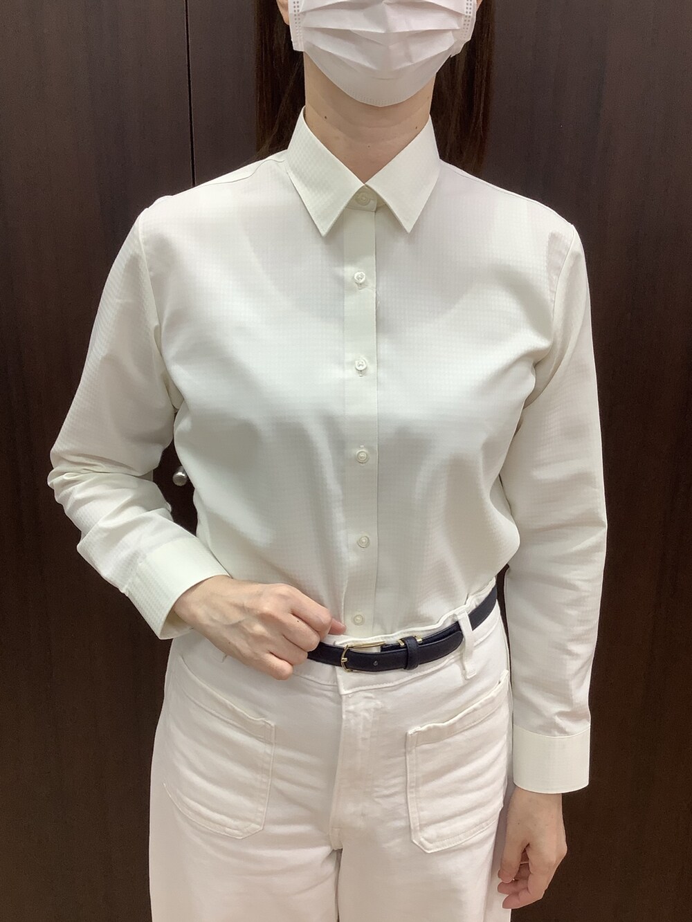 ピンク系のベスト、イエロー系のビジネスシャツ、ブルー系のバンダナ/スカーフを着用したレディースの冬コーディネートの3枚目の写真