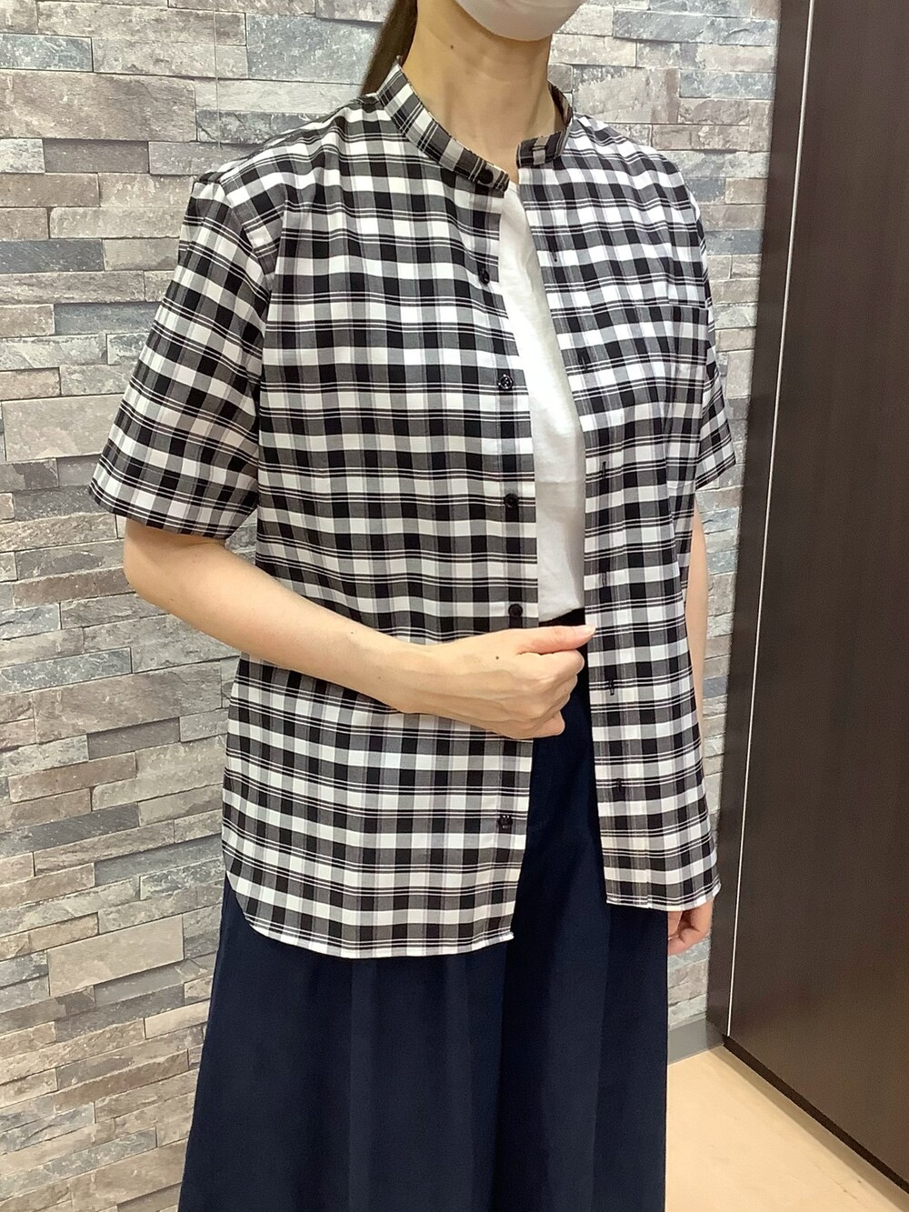 ブラック系のシャツ/ブラウスを着用したレディースの夏コーディネートの2枚目の写真