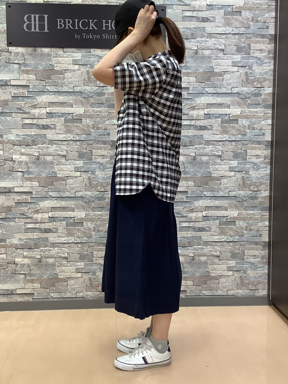 ブラック系のシャツ/ブラウスを着用したレディースの夏コーディネートの3枚目の写真