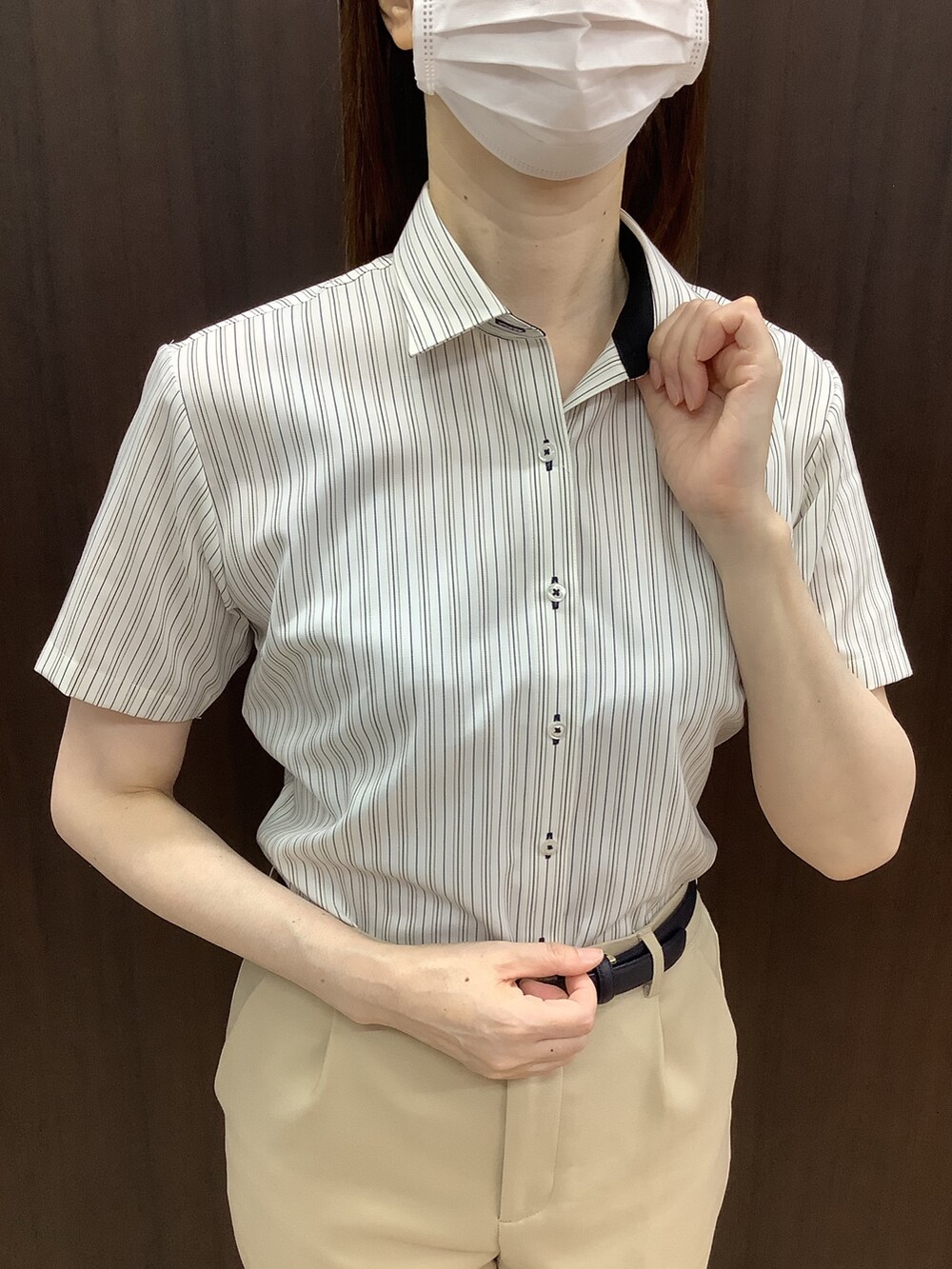 イエロー系のビジネスシャツを着用したレディースの夏コーディネートの2枚目の写真