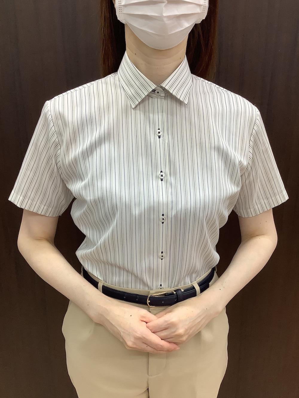 イエロー系のビジネスシャツを着用したレディースの夏コーディネートの3枚目の写真