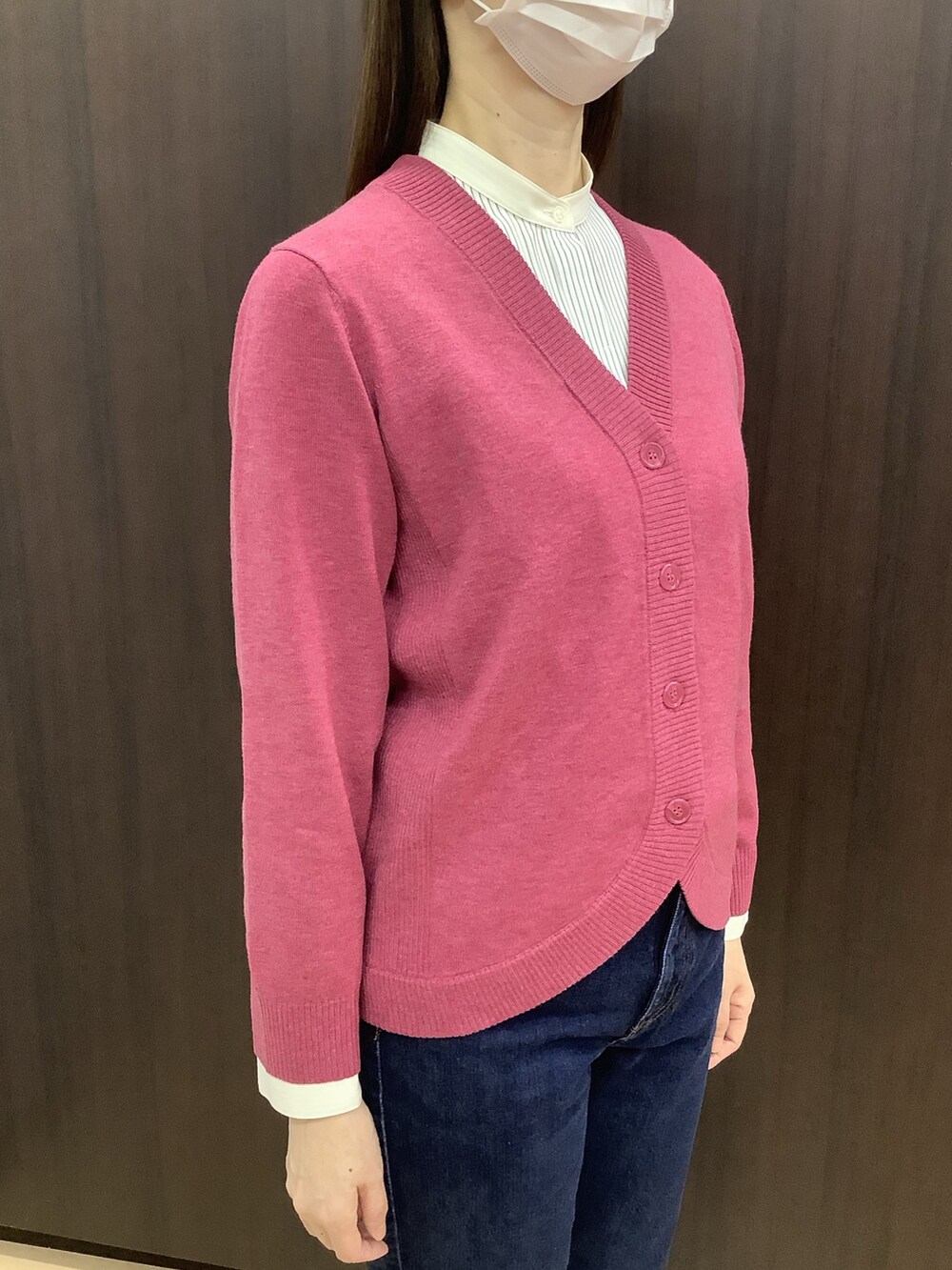 グレー系のシャツ/ブラウス、ピンク系のカーディガン/ボレロを着用したレディースの秋コーディネートの4枚目の写真