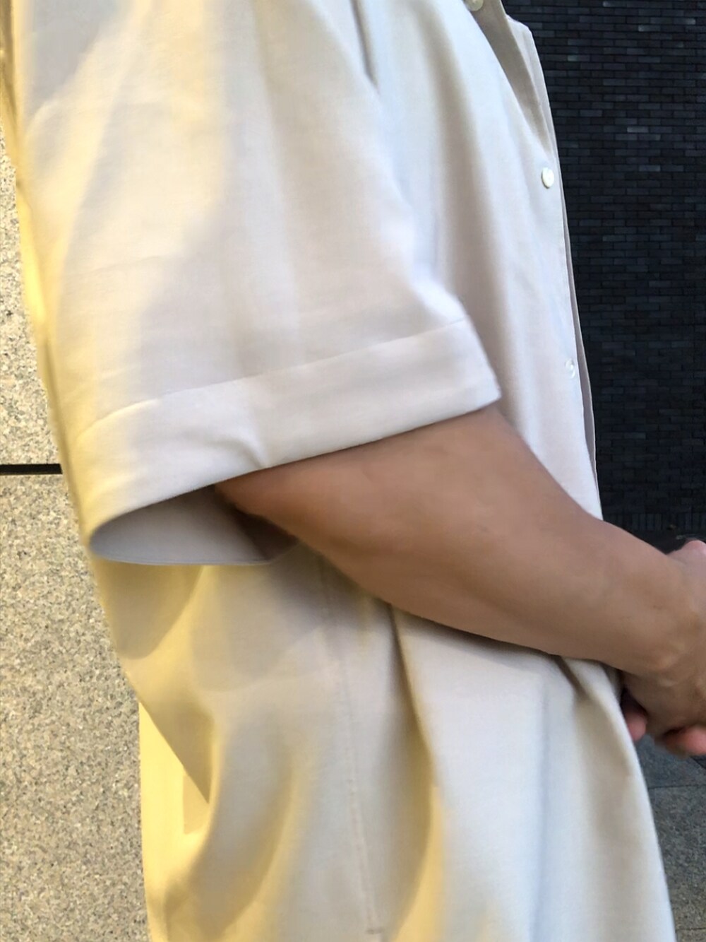 ベージュ系のシャツ/ブラウス、ホワイト系のTシャツ/カットソー、ブラック系のその他パンツを着用したメンズの夏コーディネートの2枚目の写真