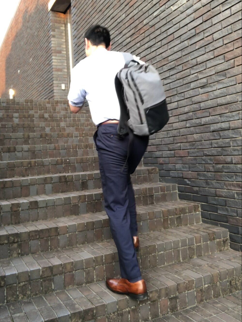 ブラウン系のドレスシューズ、グレー系のショルダーバッグを着用したメンズの夏コーディネートの3枚目の写真