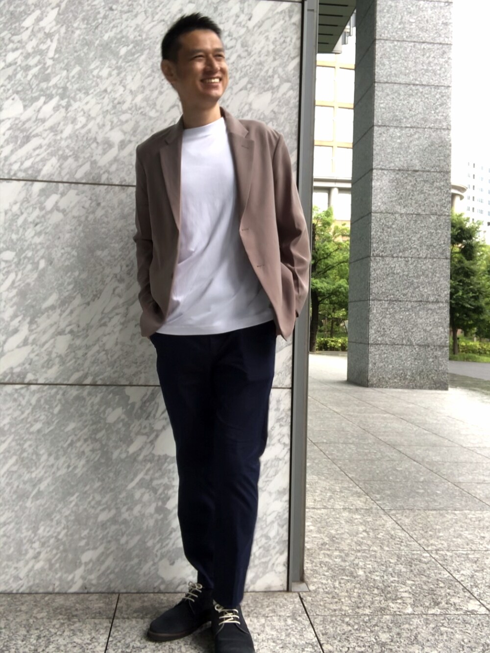 その他のテーラードジャケット、ブルー系のチノパンツ、ブラウン系のドレスシューズを着用したメンズの夏コーディネートの4枚目の写真