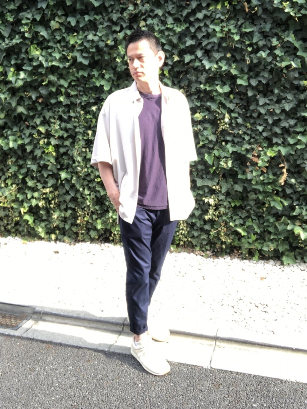 ベージュ系のスニーカー、ブルー系のチノパンツ、ベージュ系のシャツ/ブラウスを着用したメンズの夏コーディネートの3枚目の写真