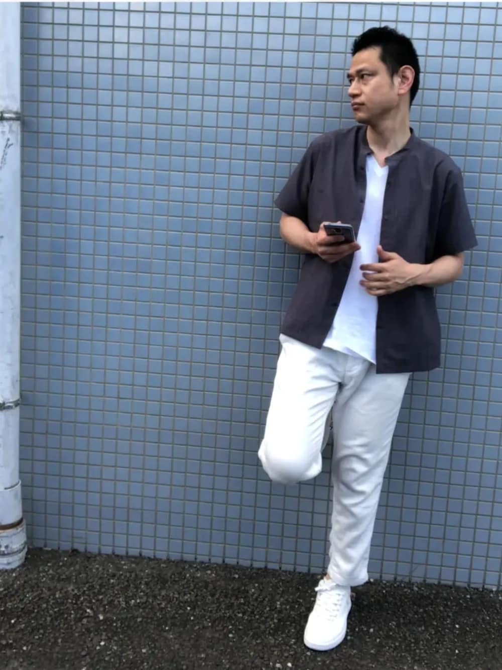 ホワイト系のその他パンツ、その他のシャツ/ブラウス、ホワイト系のTシャツ/カットソーを着用したメンズの夏コーディネートの3枚目の写真