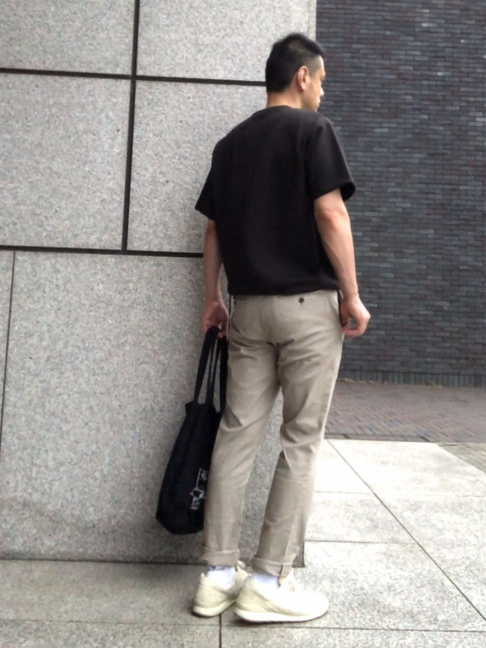 「niko and ...、ニコアンド、ユニクロ、黒Tシャツ、男の子コーデ、プチプラ、ニューバランス、チノパン、休日スタイル、Tシャツ、黒、シンプルコーデ、メンズファッション、モノトーンコーデ、アラフォー」｜「NUMERALSの【UNISEX】[NUMERALS]サイドポケットTシャツ（Tシャツ/カットソー、ブラック系）」を使った、よしはるさん（メンズ・180cm）の夏コーディネートの3枚目の写真