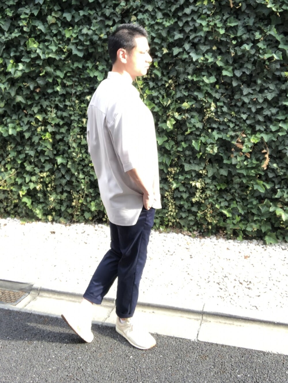 ベージュ系のスニーカー、ブルー系のチノパンツ、ベージュ系のシャツ/ブラウスを着用したメンズの夏コーディネートの2枚目の写真