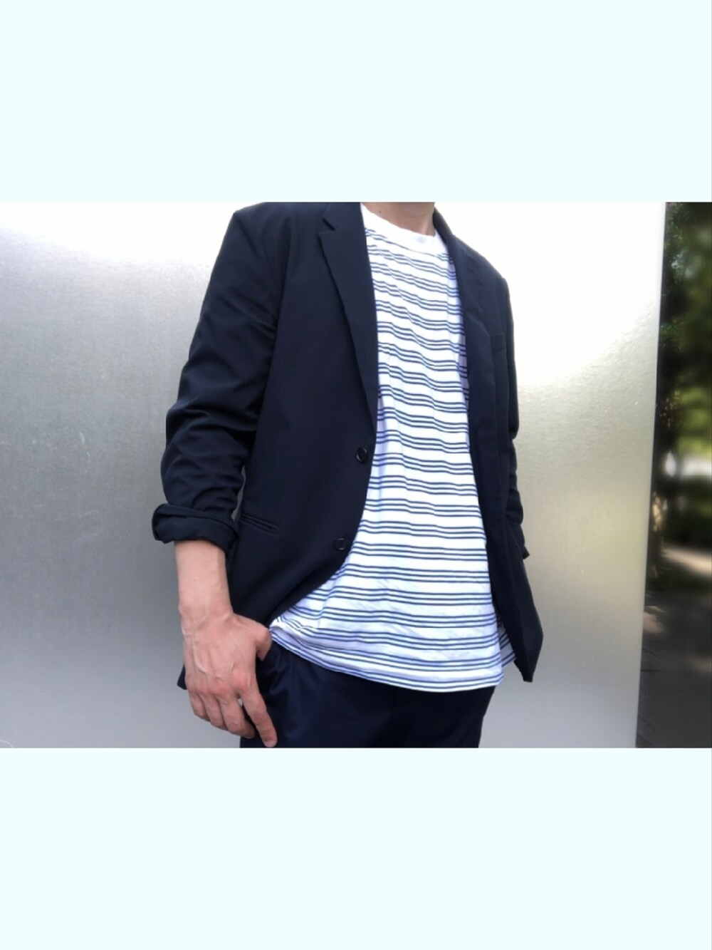 ブラウン系のドレスシューズ、ブルー系のチノパンツ、ホワイト系のTシャツ/カットソーを着用したメンズの夏コーディネートの3枚目の写真