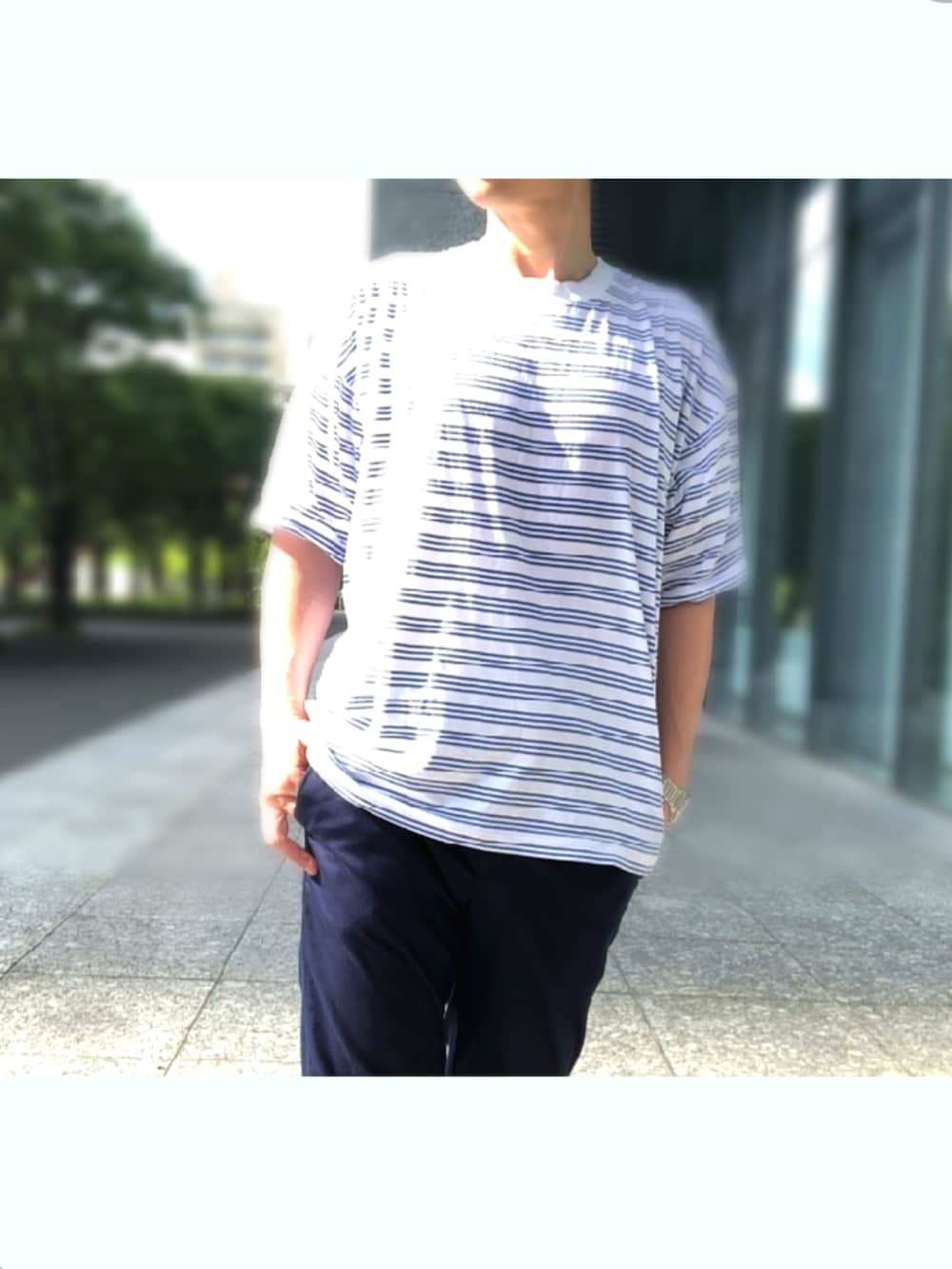 ホワイト系のスニーカー、ブラウン系のチノパンツ、ホワイト系のシャツ/ブラウスを着用したメンズの夏コーディネートの2枚目の写真