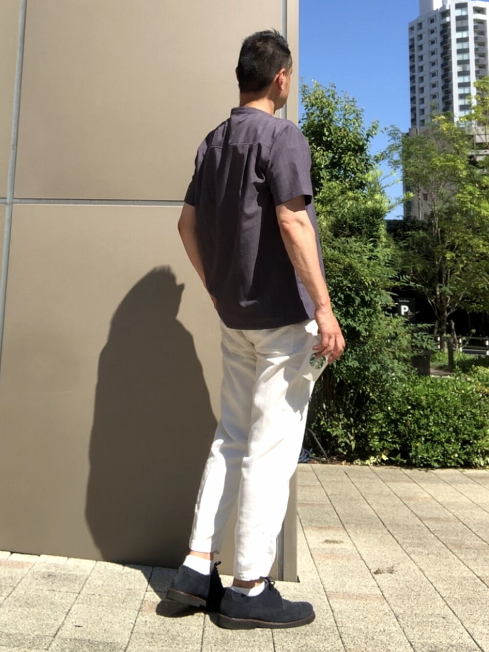 グレー系のシャツ/ブラウス、ホワイト系のTシャツ/カットソー、ホワイト系のその他パンツを着用したメンズの夏コーディネートの2枚目の写真