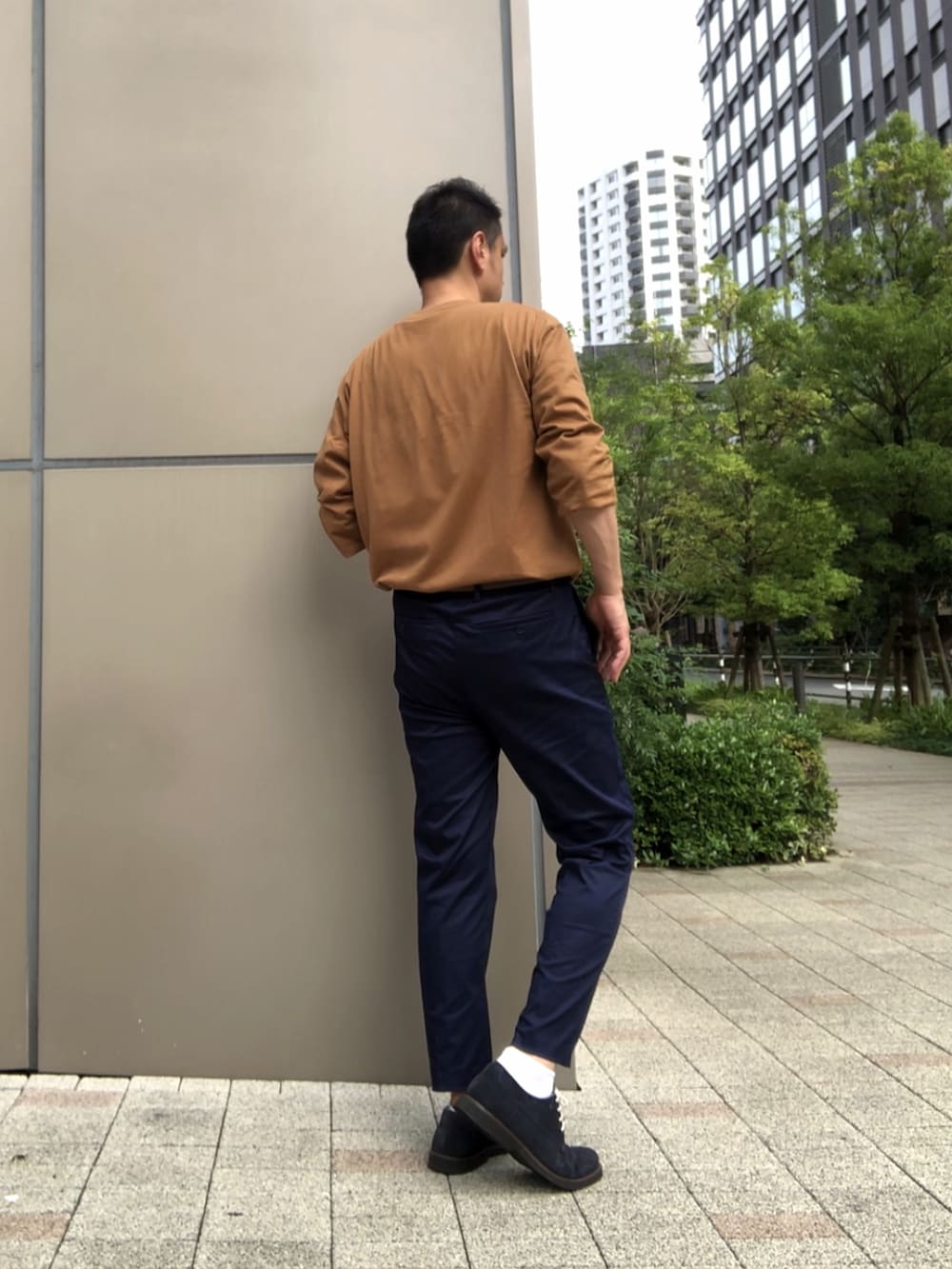 ブラウン系のTシャツ/カットソーを着用したメンズの夏コーディネートの3枚目の写真