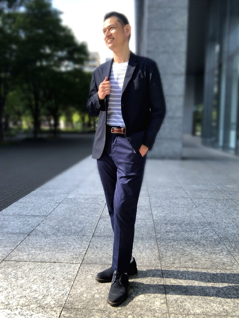 ブラウン系のドレスシューズ、ブルー系のチノパンツ、ホワイト系のTシャツ/カットソーを着用したメンズの夏コーディネートの5枚目の写真